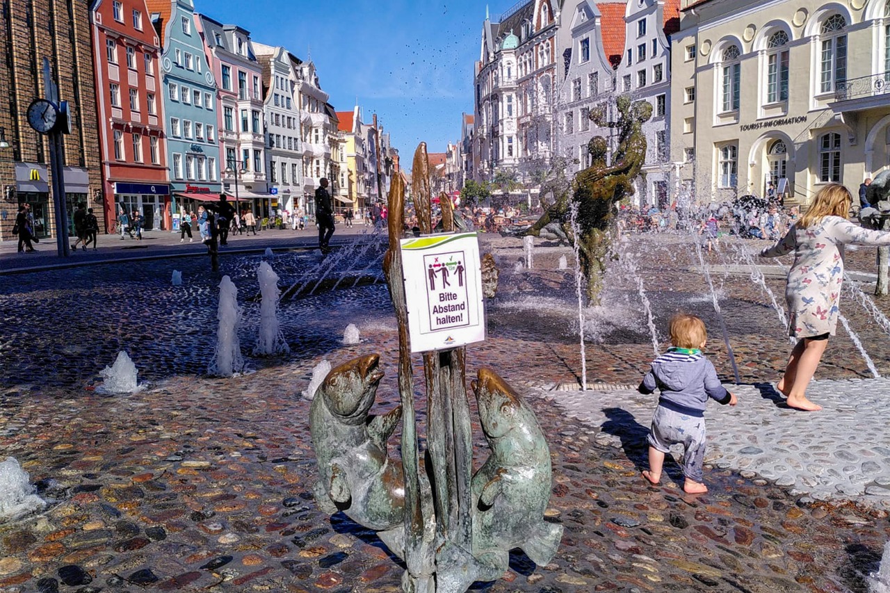 1,5-Meter-Corona-Mindestabstand - Schild „Bitte Abstand halten!“ am „Pornobrunnen“ in Rostock