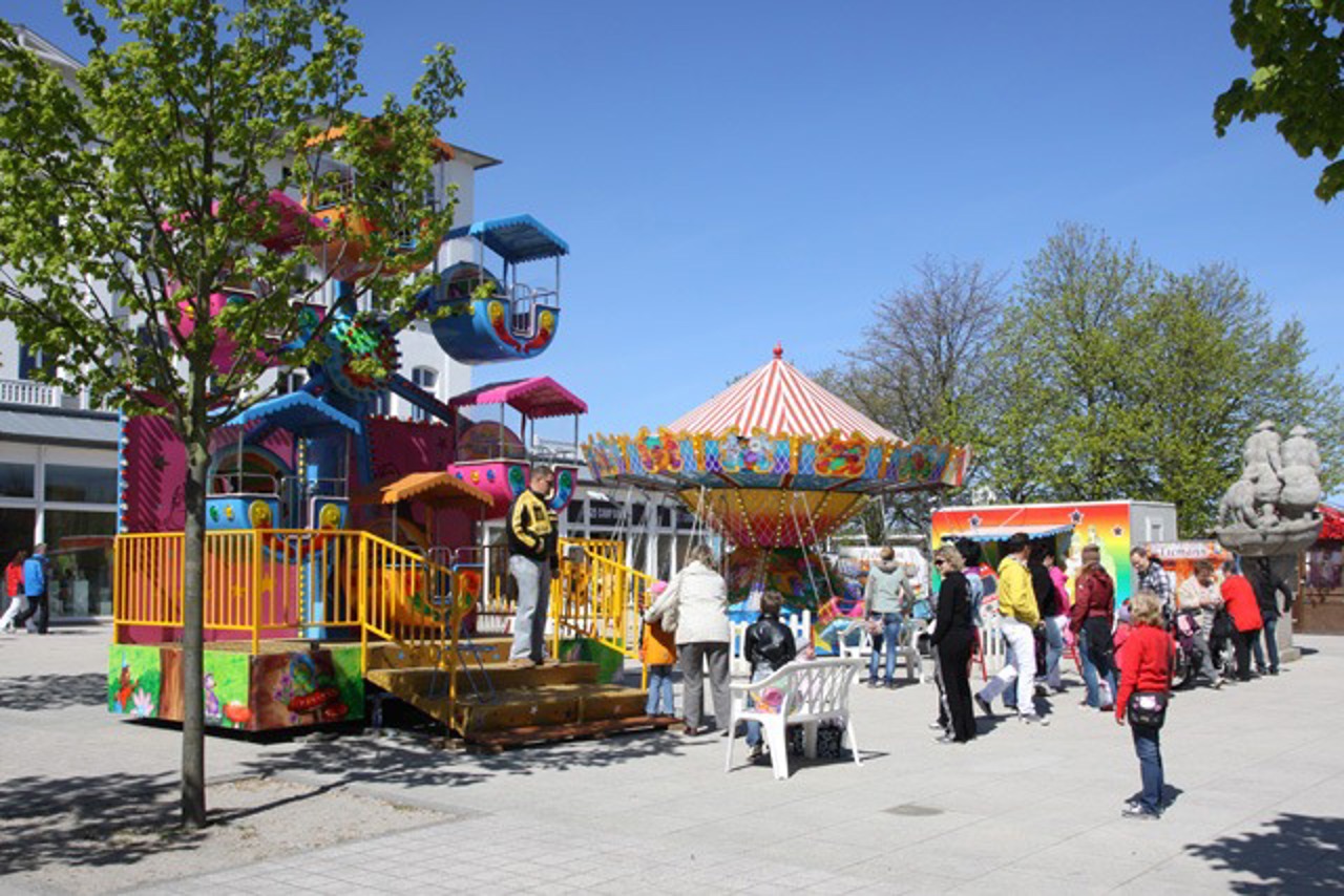 Ein kleines Riesenrad und das Kettenkarussell