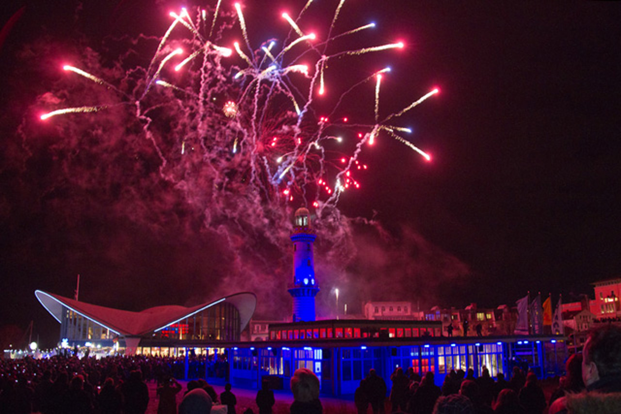 Neujahr 2012 in Warnemünde: Leuchtturm in Flammen