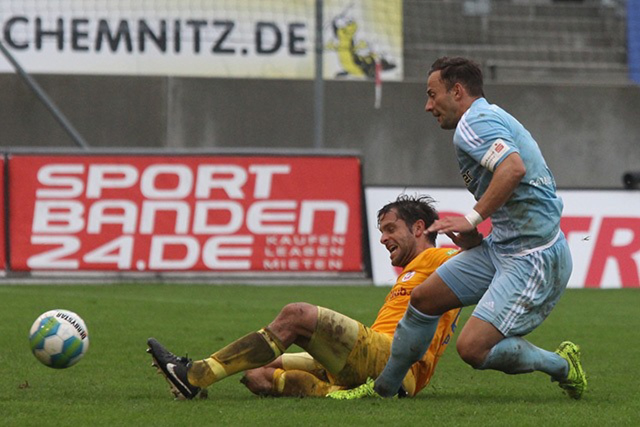 Sebastian Pelzer (Hansa Rostock) im Duell mit Ronny Garbuschewski (Chemnitzer FC)