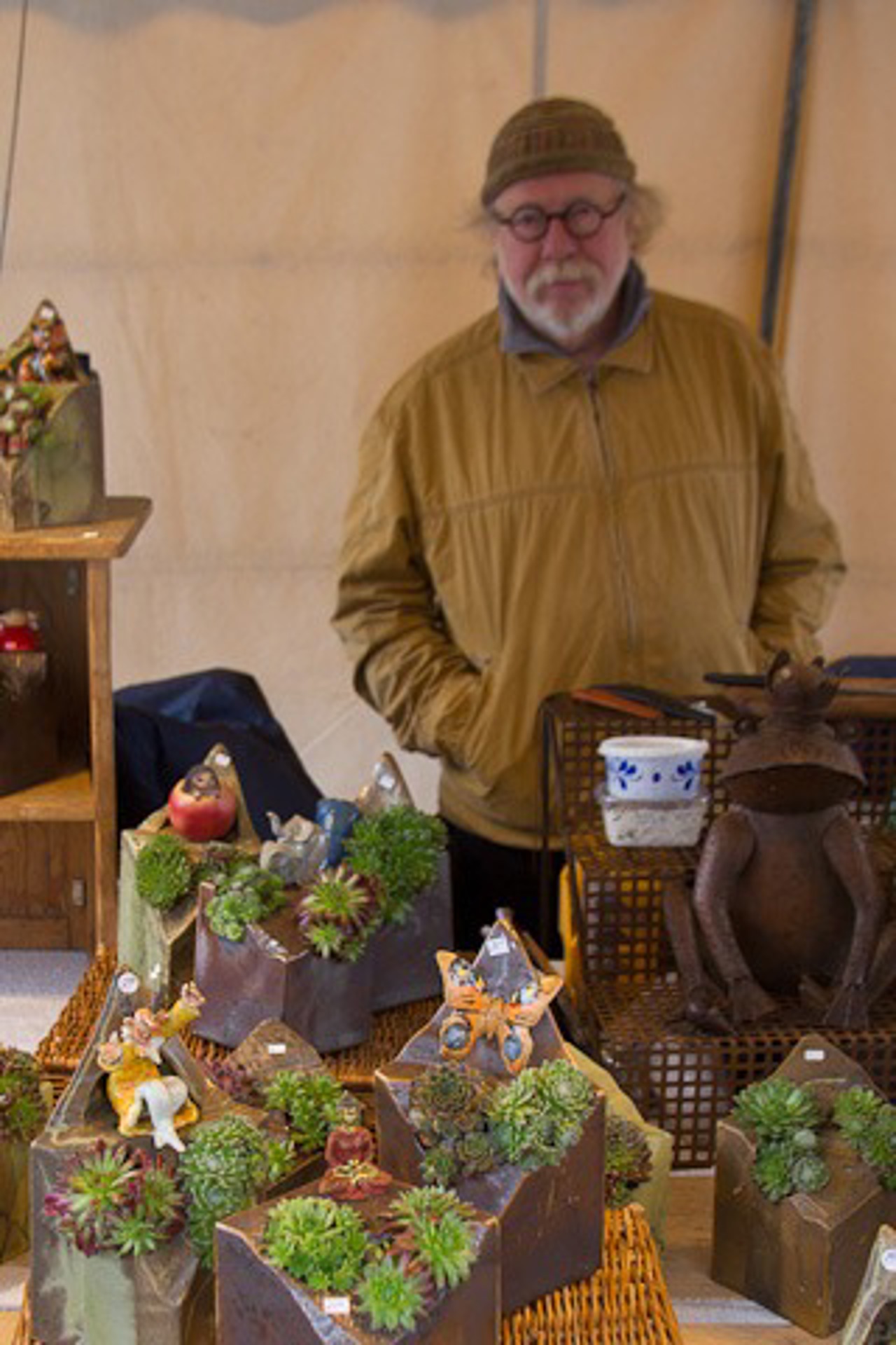 Rolf Schubert mit seinen (teilweise lebenden) Kunstwerken