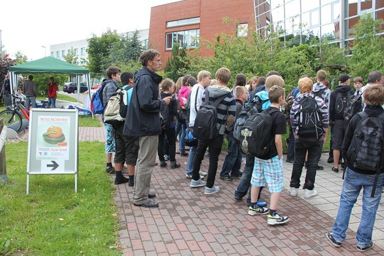 Im Technologiepark Warnemünde warten auf die Schüler spannende Experimente und Vorträge