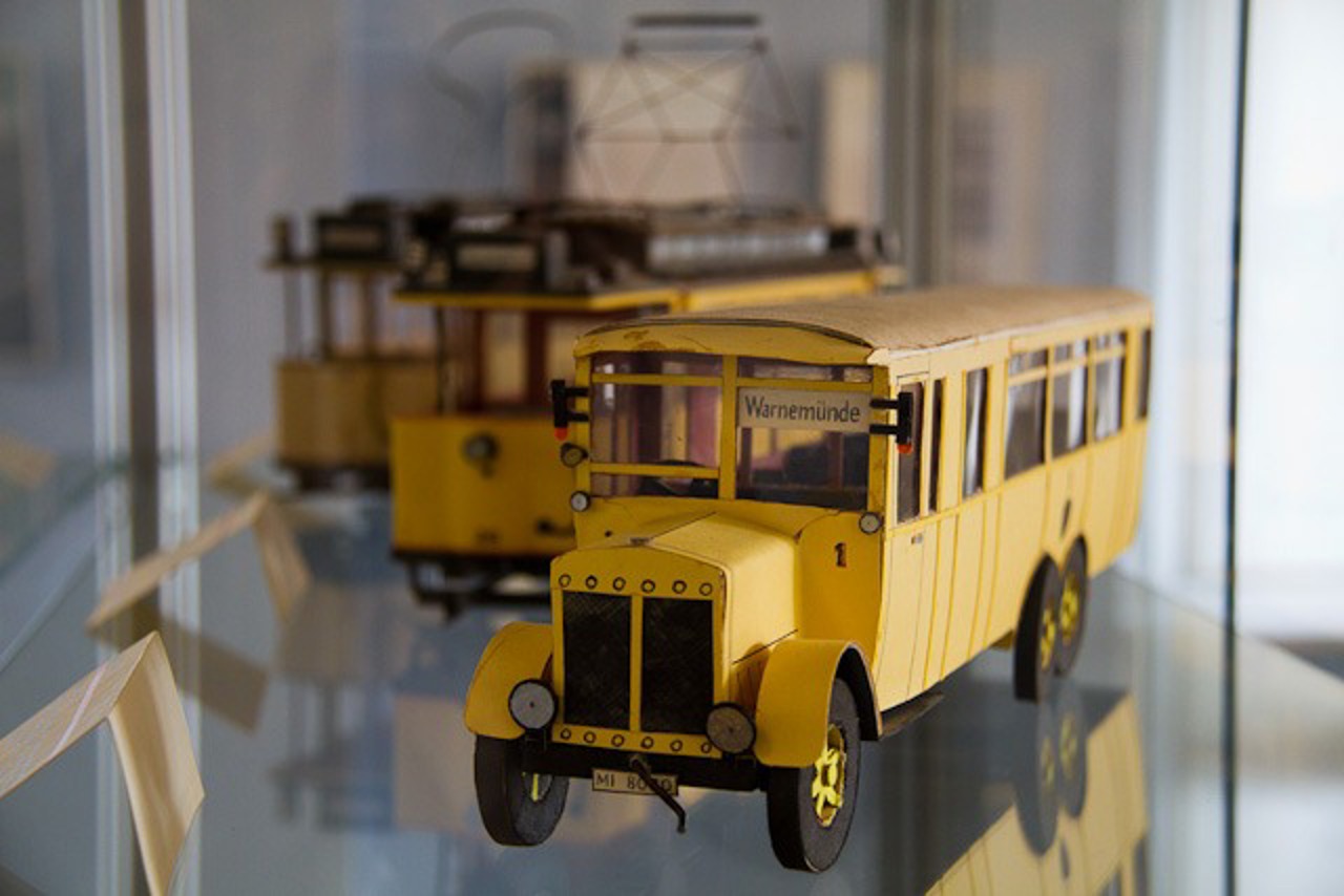 Modelle von historischen Bussen und Bahnen als Leihgabe der Rostocker Nahverkehrsfreunde