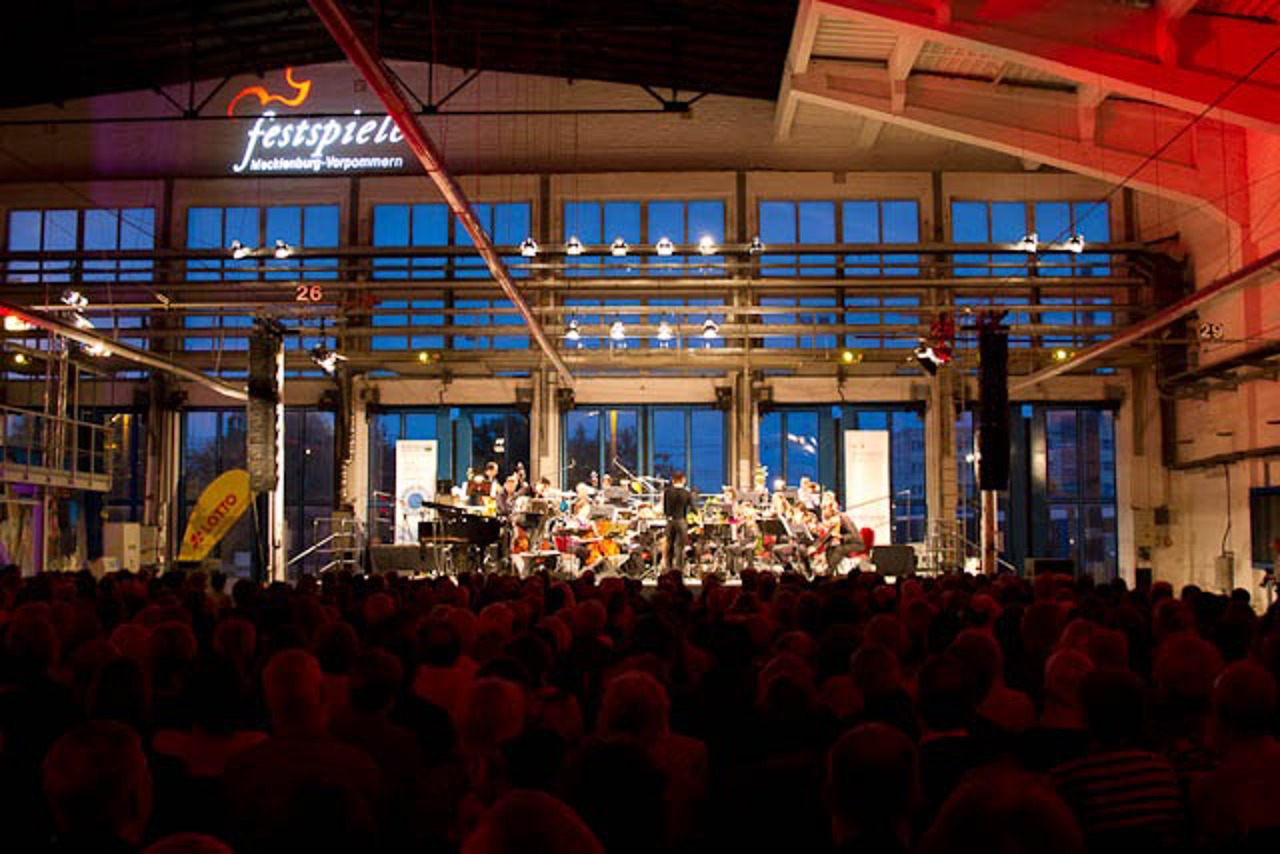 Absolut(e) Tango in der Straßenbahnwerkstatt Rostock