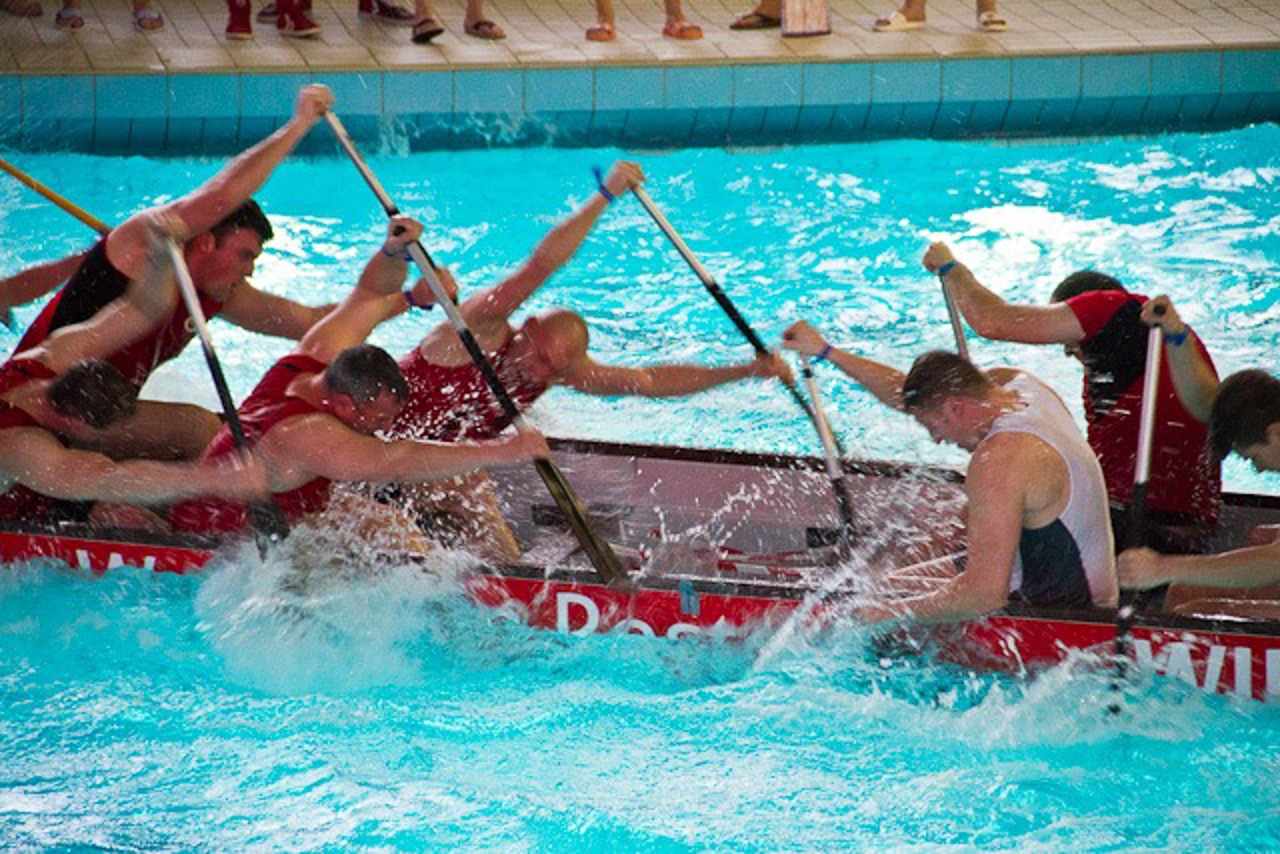 Tauziehen mit einem Drachenboot im Hallenschwimmbad