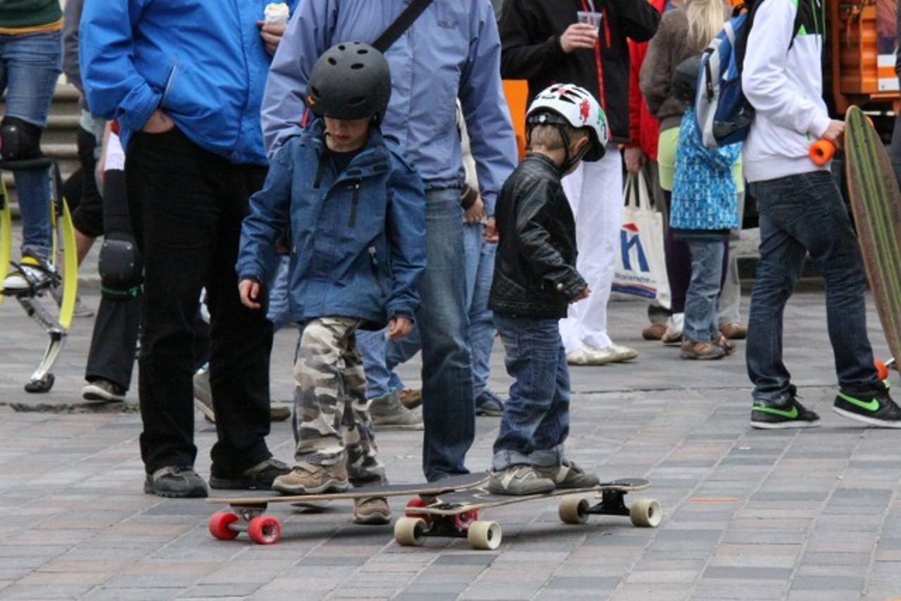 Kinder auf Longboards vor dem Start