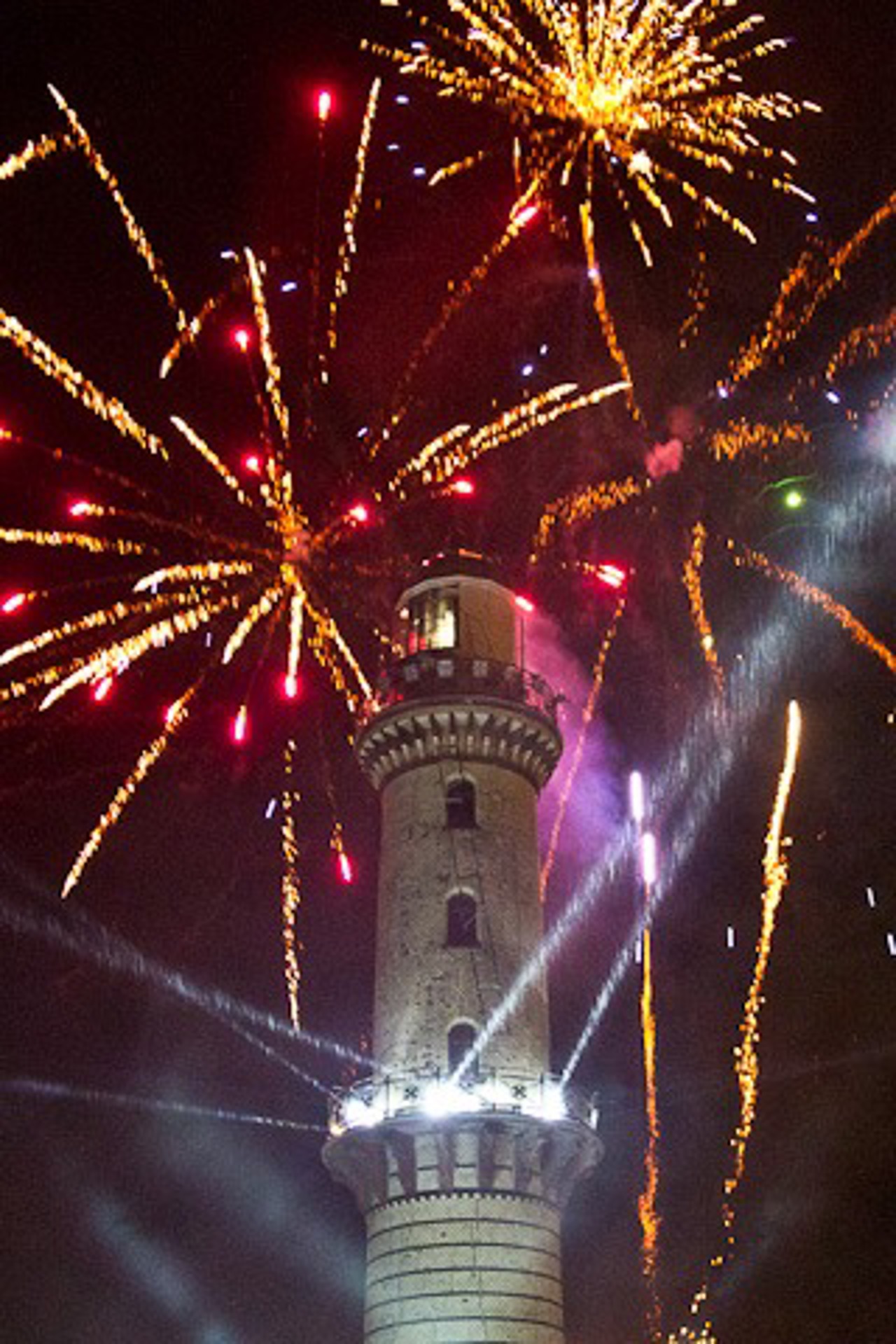 Feuerwerk am Leuchtturm in Warnemünde