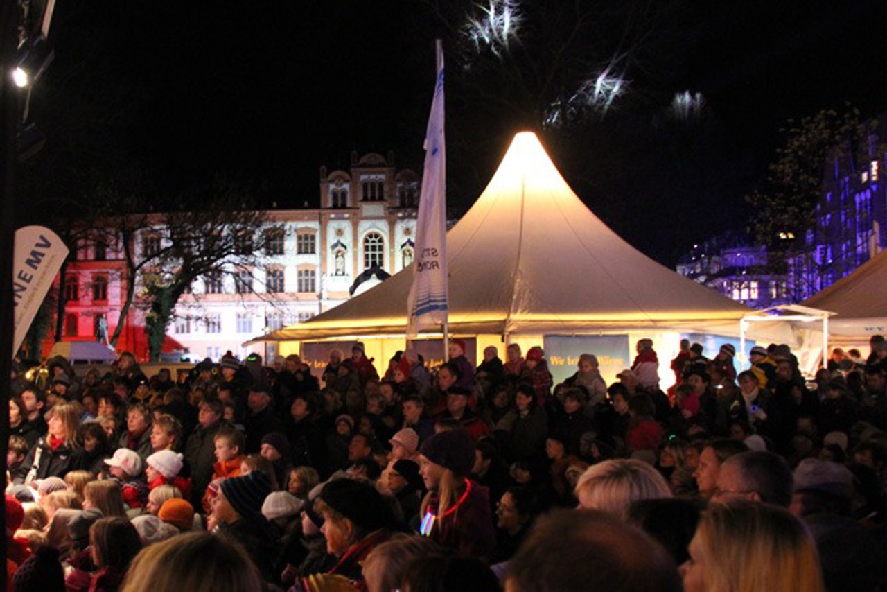 Der gut gefüllte Uniplatz