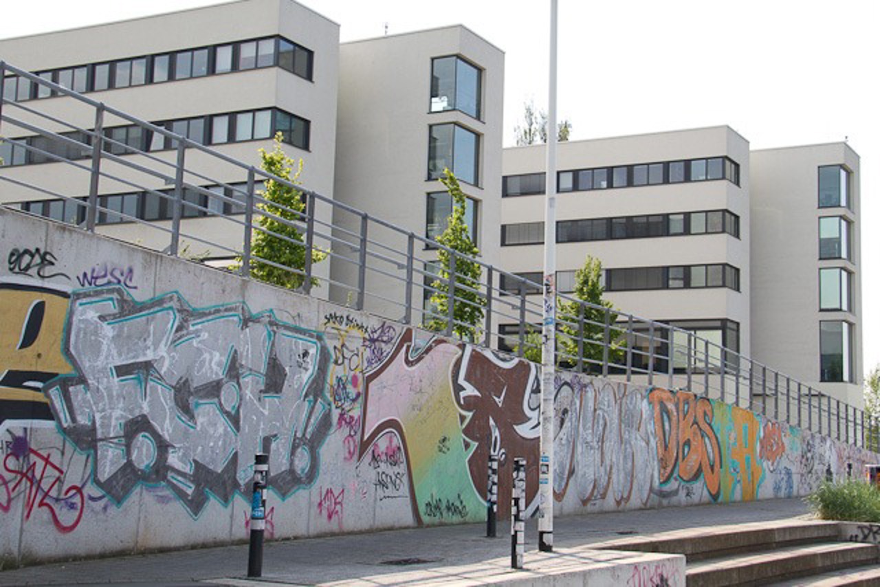 Monotones betongrau am Segelstadion lädt zu wilden Graffiti ein.