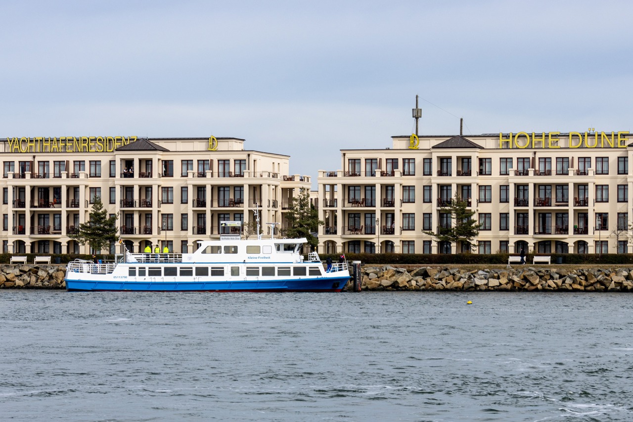 Personenfähre „Kleine Freiheit“ beim ersten Probeanlauf vor der Yachthafenresidenz Hohe Düne