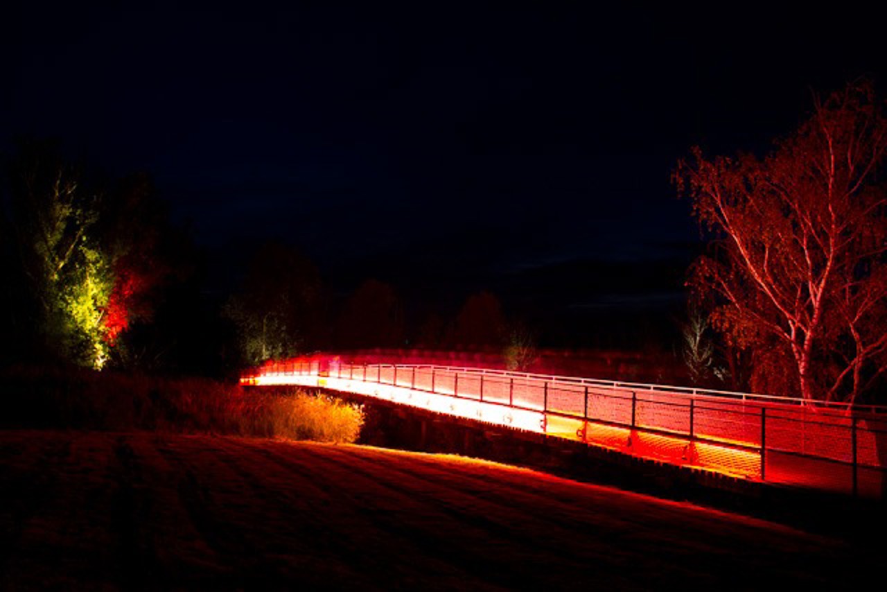 Lichtinstallation an einer Brücke