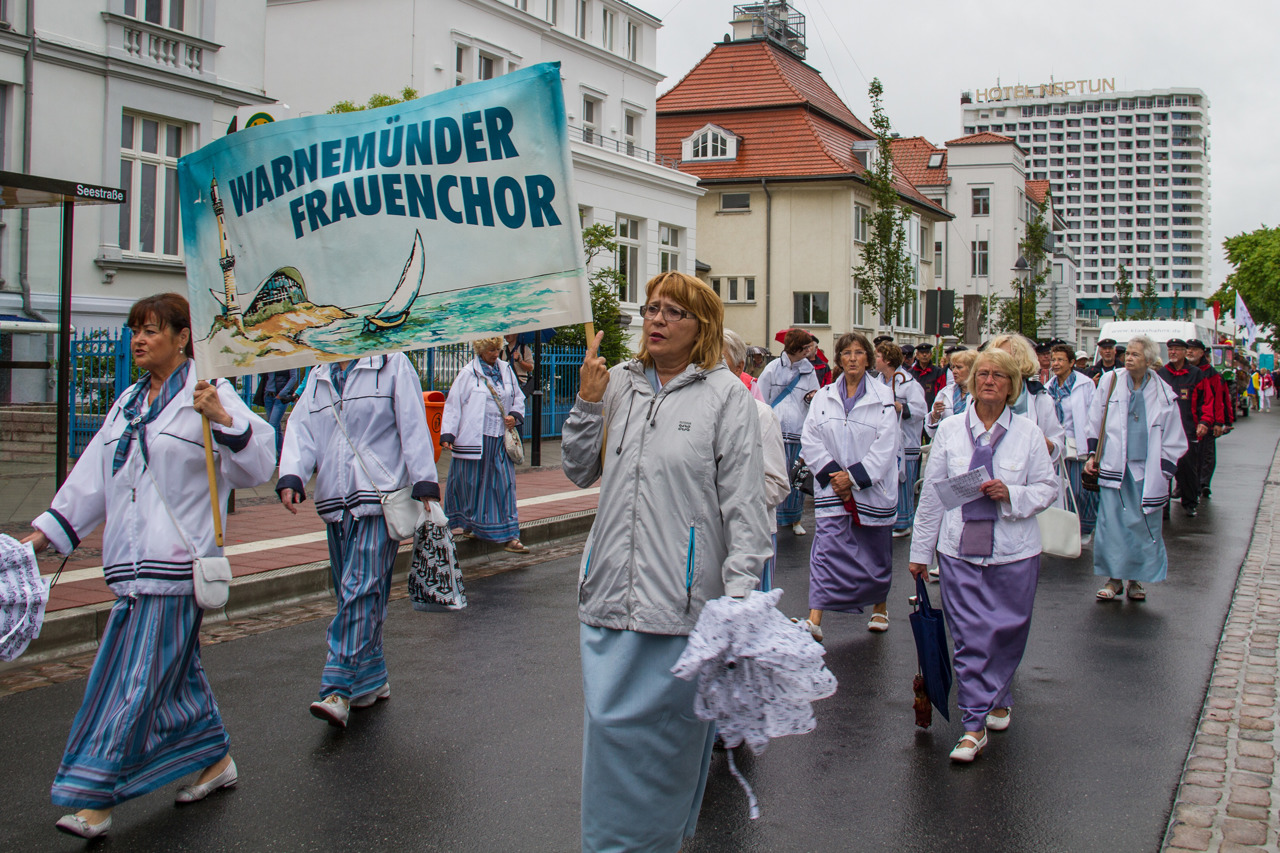 Warnemünder Frauenchor beim Niegen Ümgang