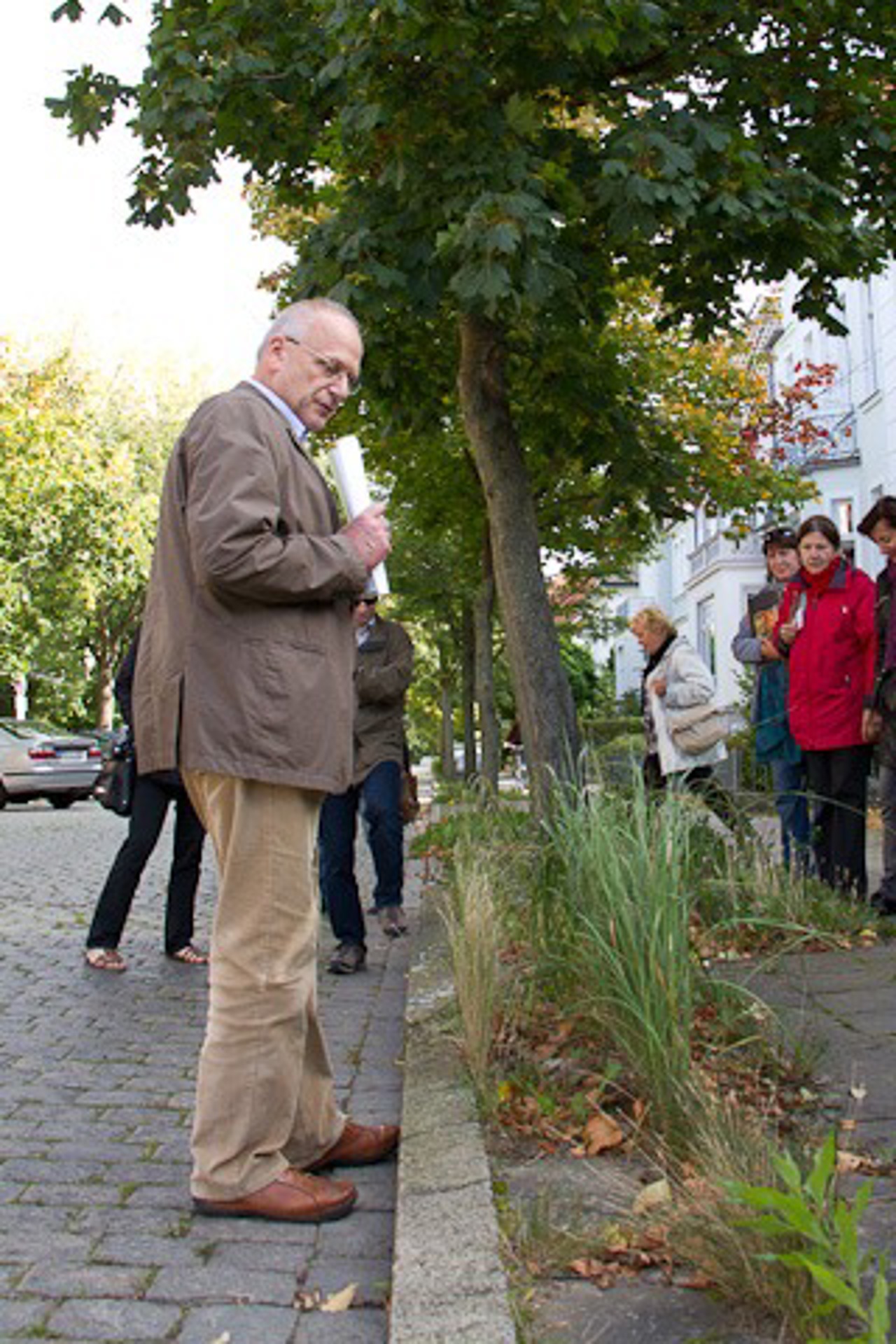 Amtsleiter Dr. Stefan Neubauer erläutert das Problem "Fugengrün"