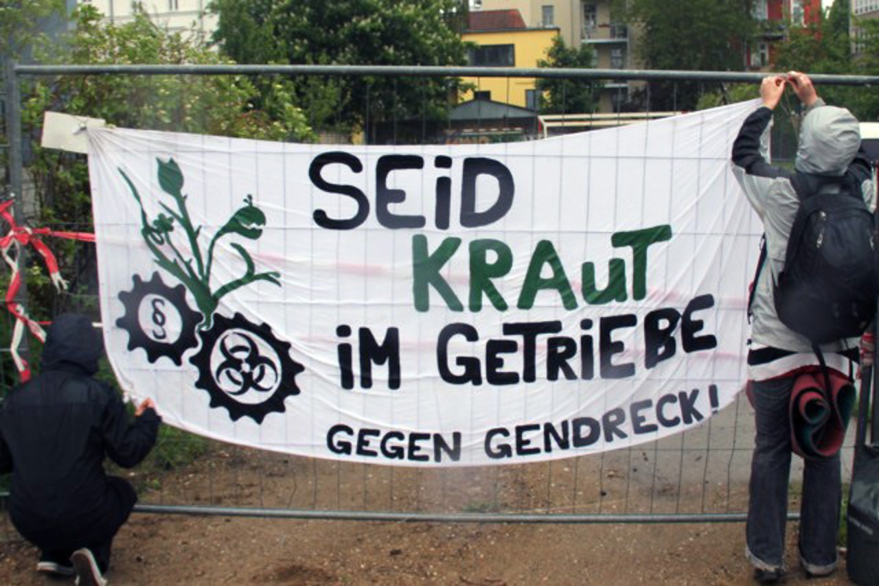 Protestbanner Anti-Agro-Gentechnik vor dem Amtsgericht Rostock