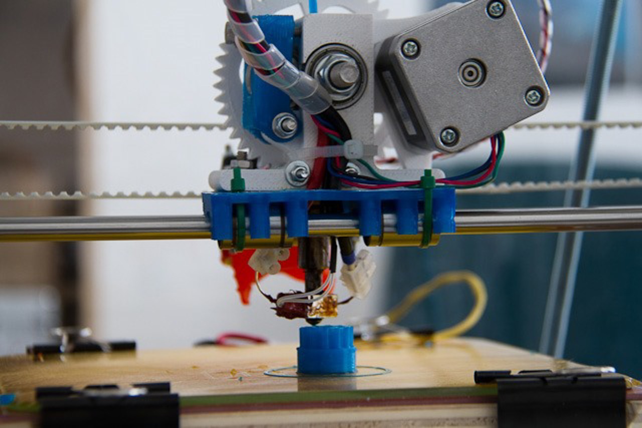 Ein 3-D-Drucker wird an der Universität Rostock gezeigt