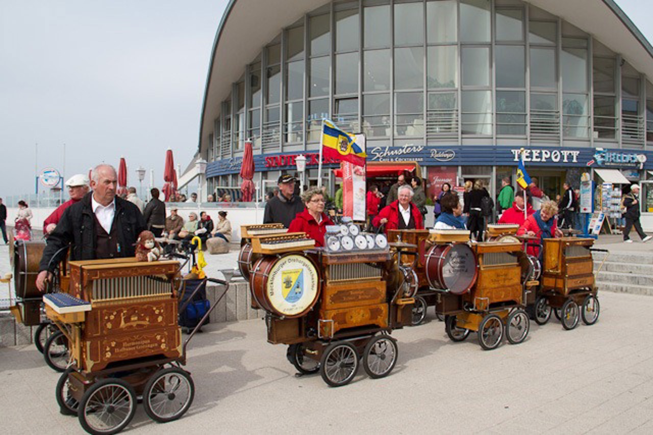 Drehorgelspieler in Warnemünde beim Stromerwachen 2012