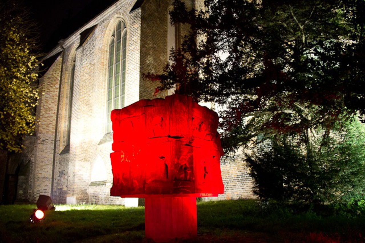 Illumination auf dem Klosterhof während der 10. Lichtwoche in Rostock