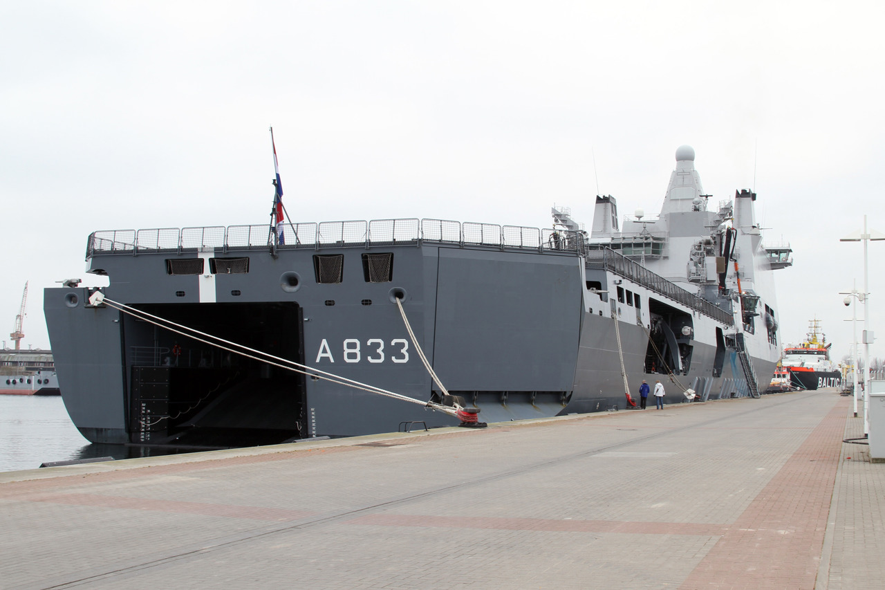 Karel Doorman an Liegeplatz P8 in Warnemünde