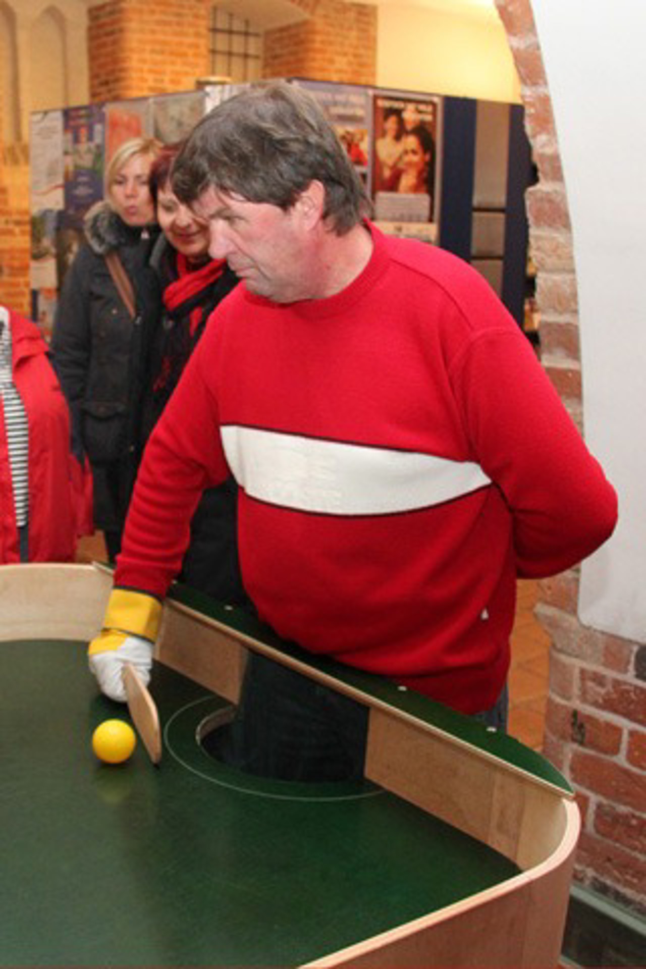 Udo Ramlow bei seiner ersten Partie Tischball