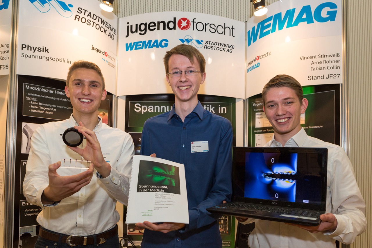 Sieger Fachgebiet Physik: Vincent Stirnweiß, Arne Röhner und Fabian Collin (v.l.) vom Innerstädtischen Gymnasium Rostock mit dem Thema „Spannungsoptik in der Medizin“ (Foto: Wemag/St. Rudolph-Kramer)