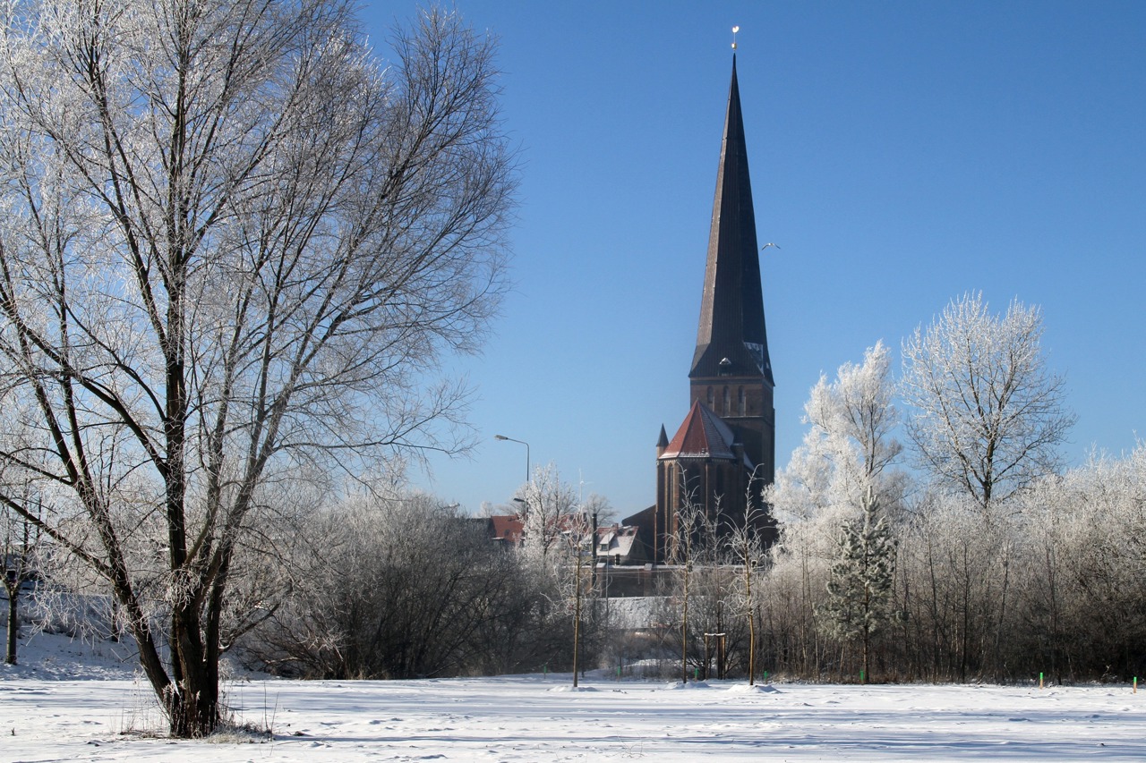 Die Rostocker Petrikirche in winterlicher Kulisse