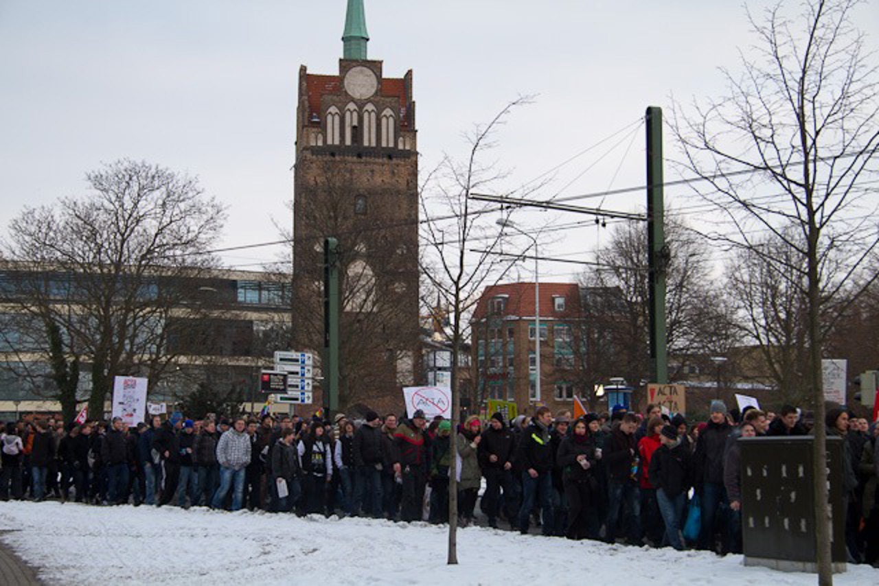 Über 500 Menschen zogen gestern durch Rostocks Innenstadt, um gegen das ACTA-Abkommen zu demonstrieren