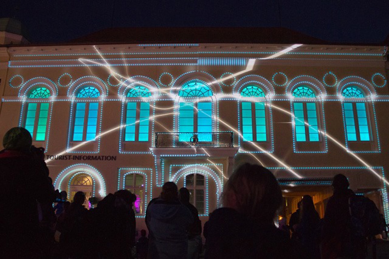 Die Stralsunder Firma Sound Projekt verwandelt die Fassade mit Formen und Licht.