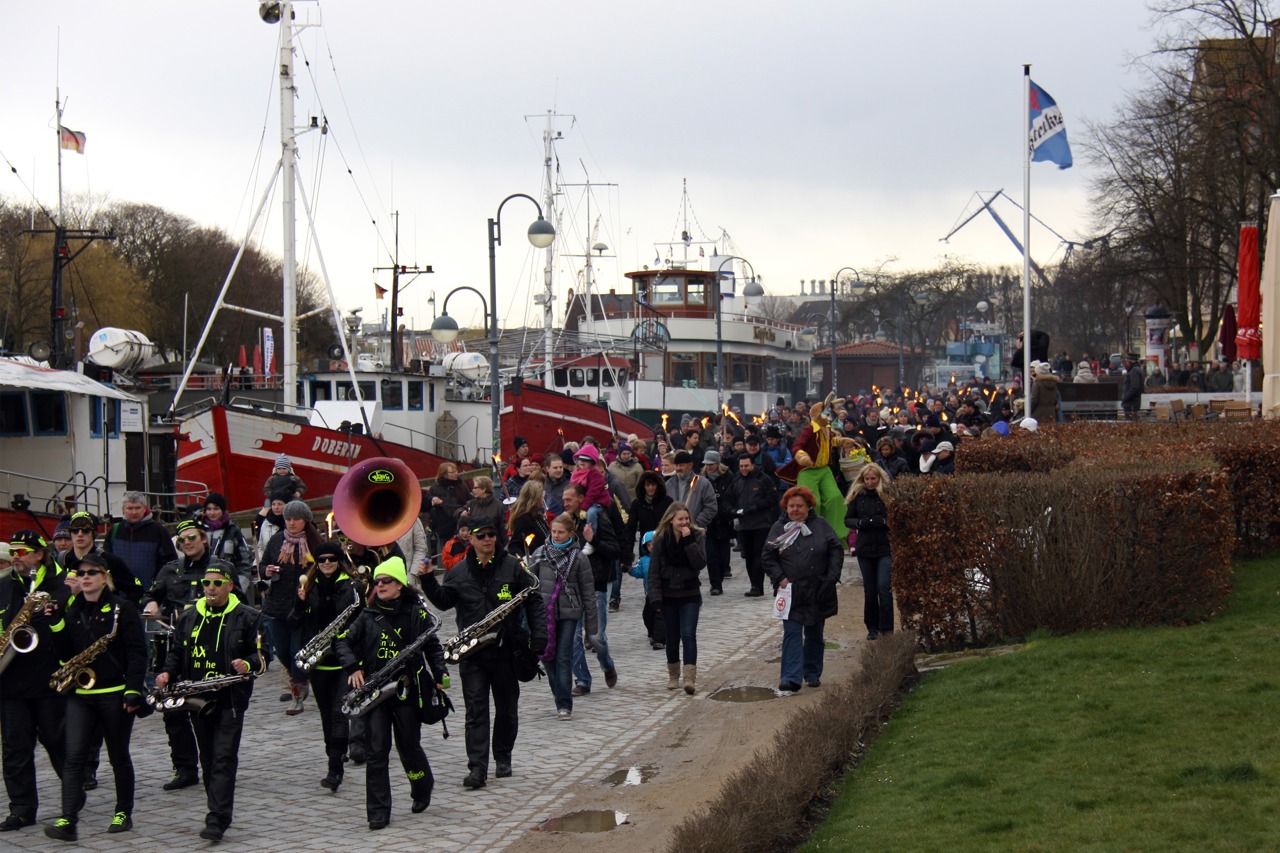 Oster-Fackelumzug am Alten Strom in Warnemünde