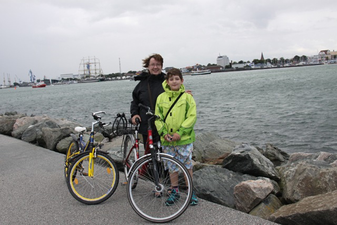 Benjamin Schulz und Iris Natterer warten gespannt auf den nächsten Kanonenschuss zur Hanse Sail 2012