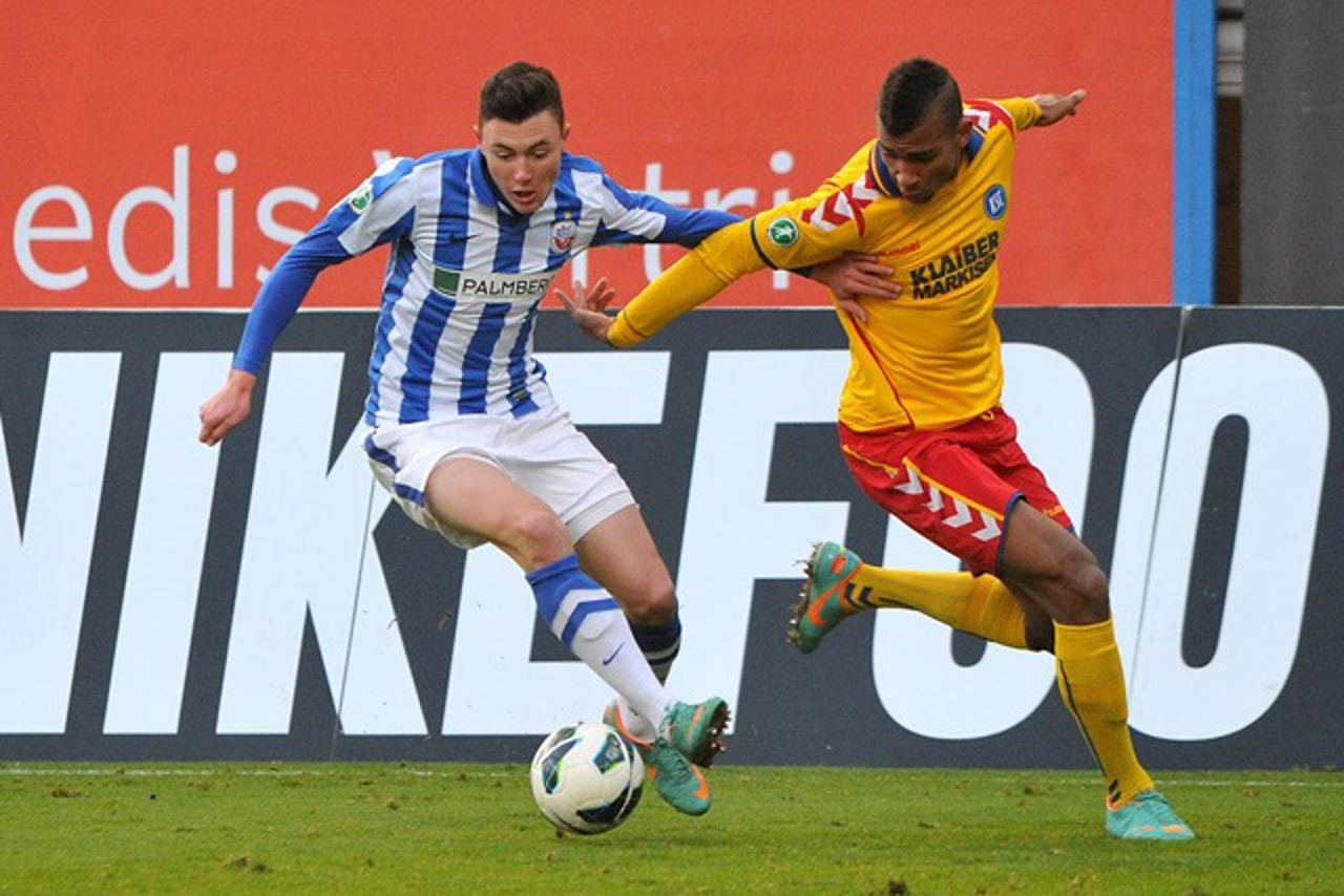 Nils Quaschner (Hansa Rostock) im Duell mit Kevin Akpoguma (Karlsruher SC)