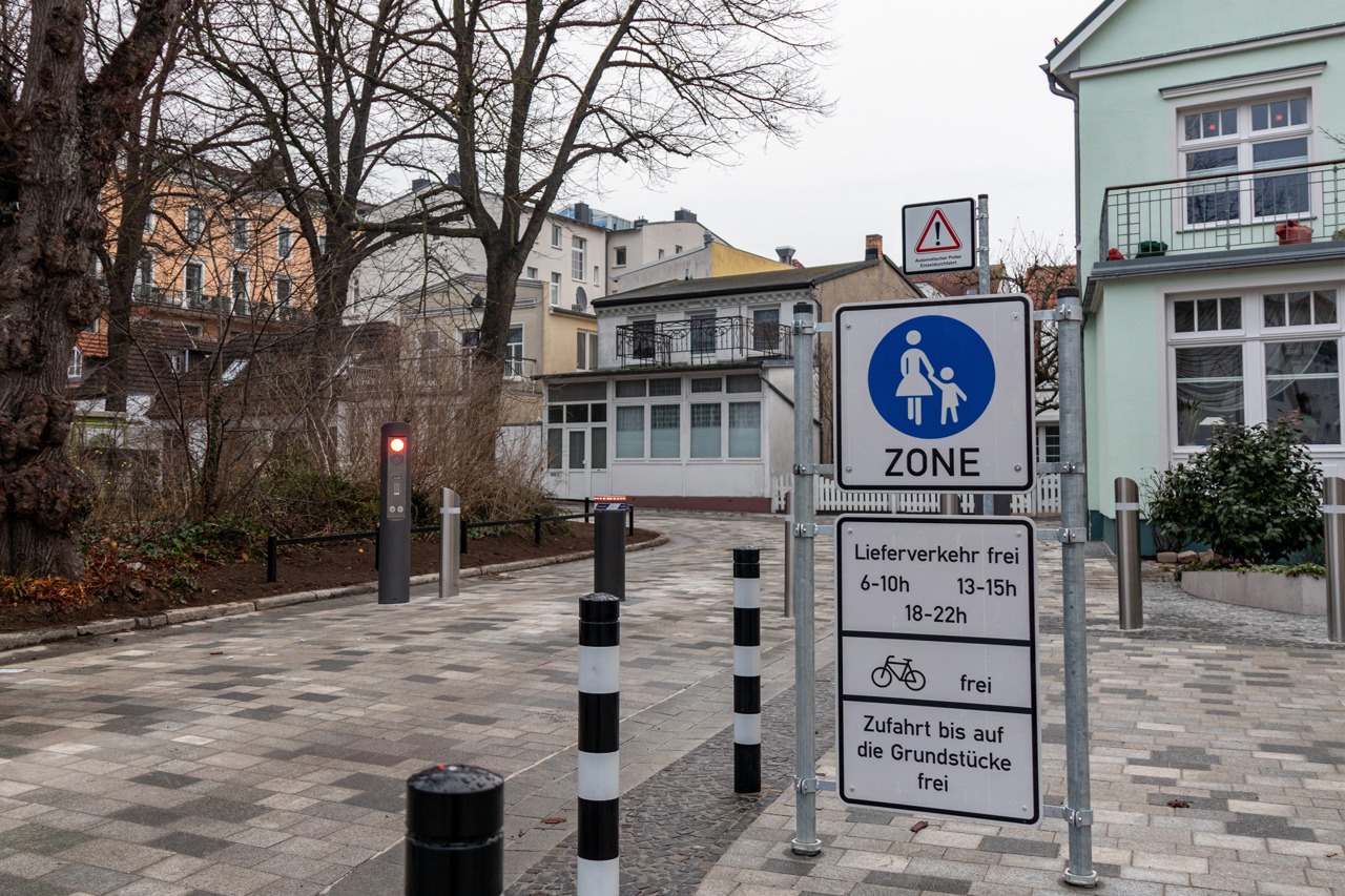Ein versenkbarer Poller in der Georginenstraße schützt die Fußgängerzone im historischen Ortsbereich von Warnemünde
