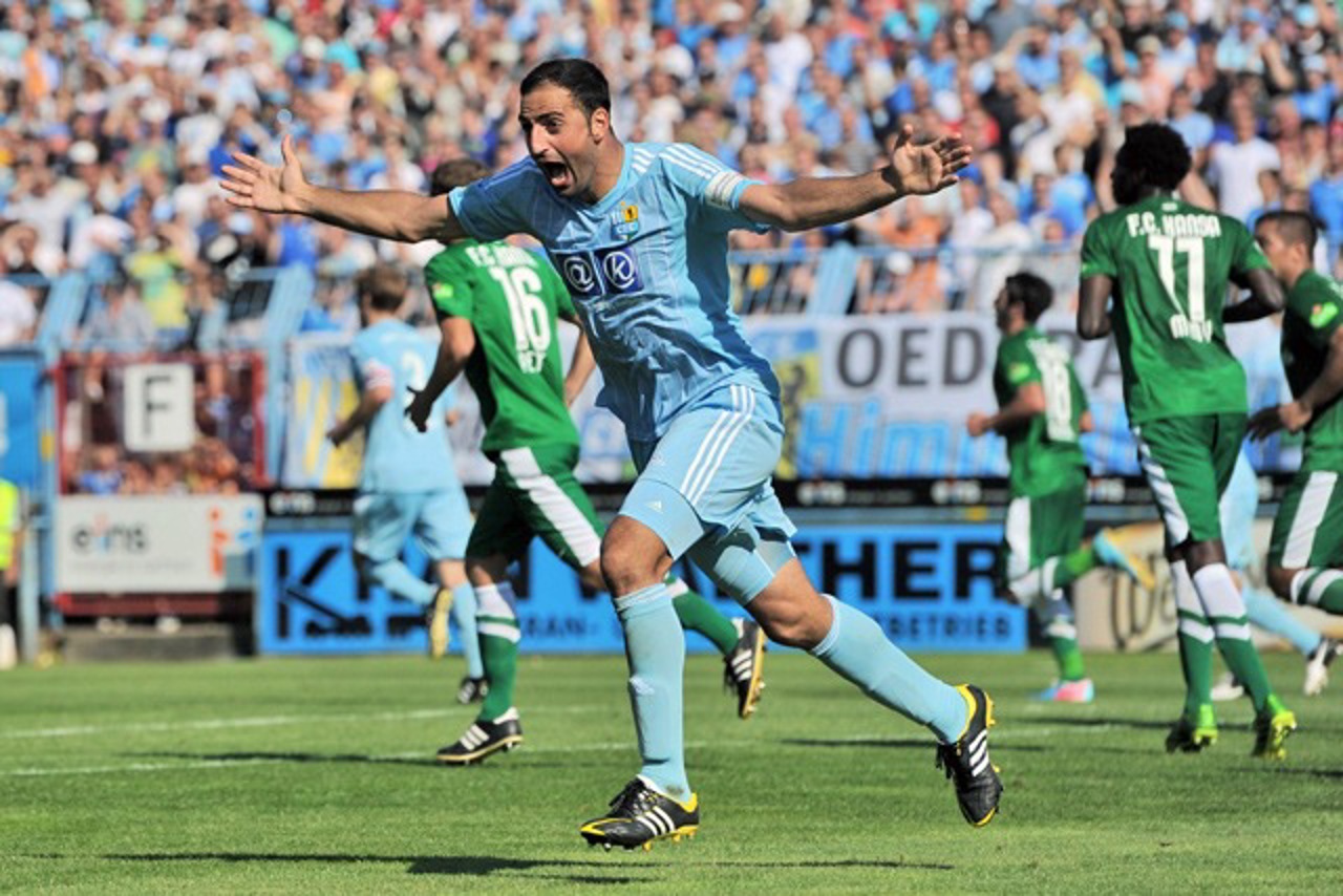 Josef Cinar fordert vergeblich einen Handelfmeter für den Chemnitzer FC