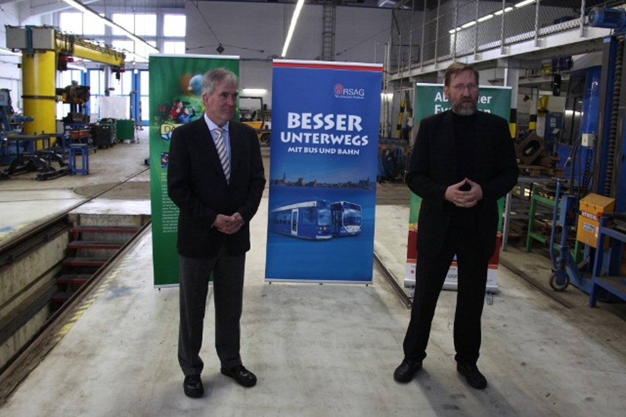 Jochen Bruhn (Vorstand RSAG) und Udo Nagel (Zoo) im Betriebshof der RSAG