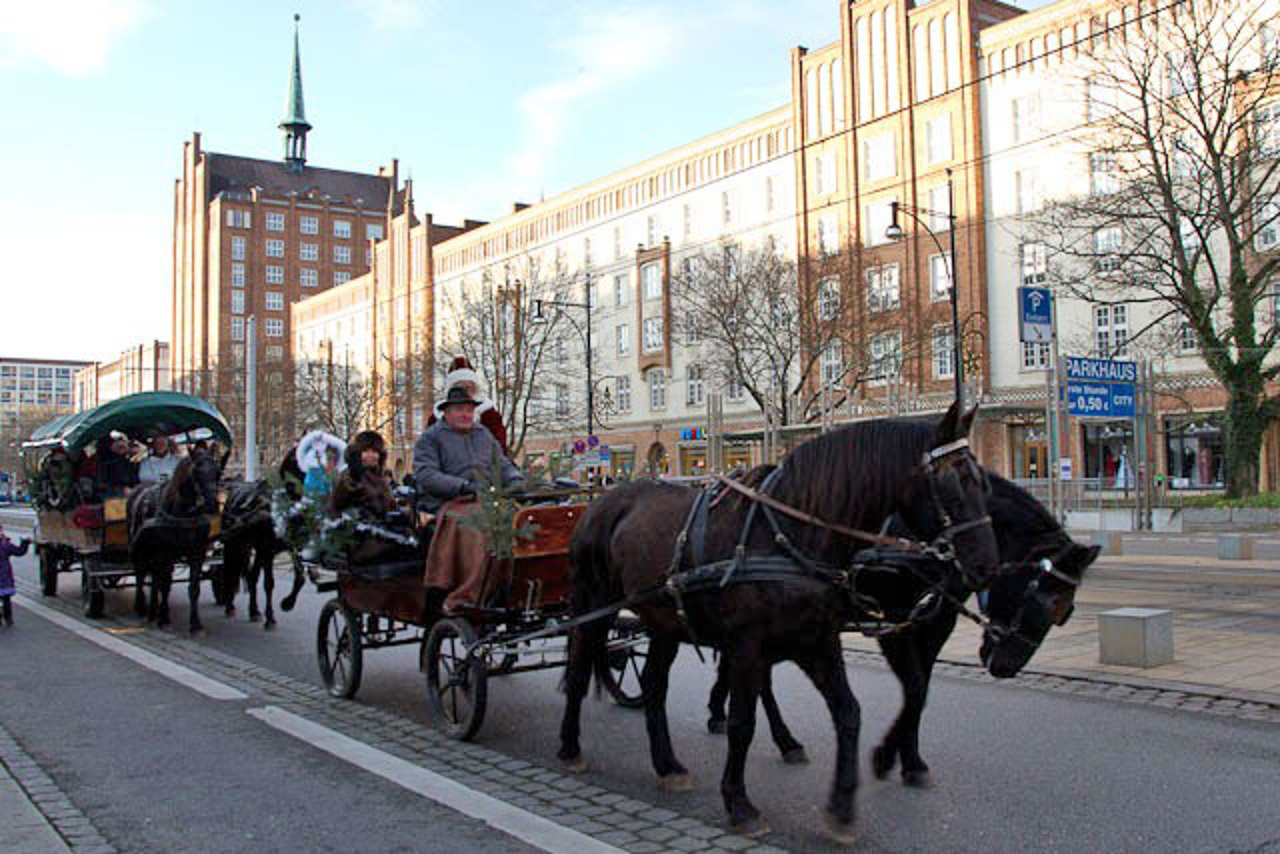Weihnachtsmann auf Kutschfahrt durch die Lange Straße.jpg