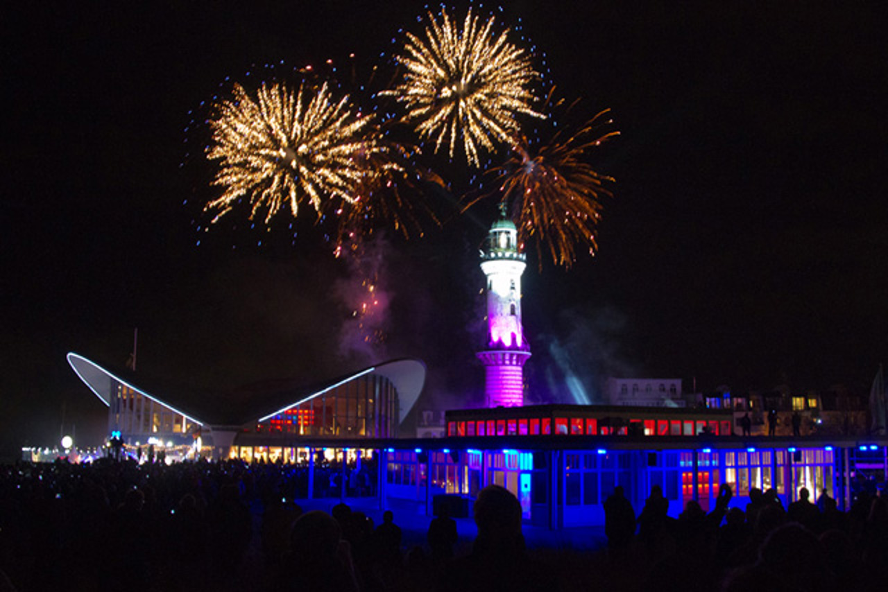 Leuchtturm in Flammen in Warnemünde