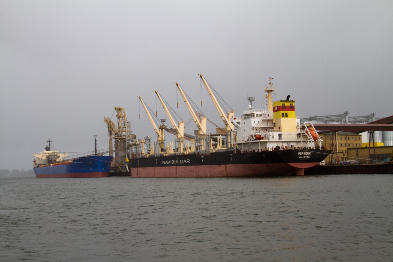 Weizen- und Splittumschlag im Rostocker Hafen
