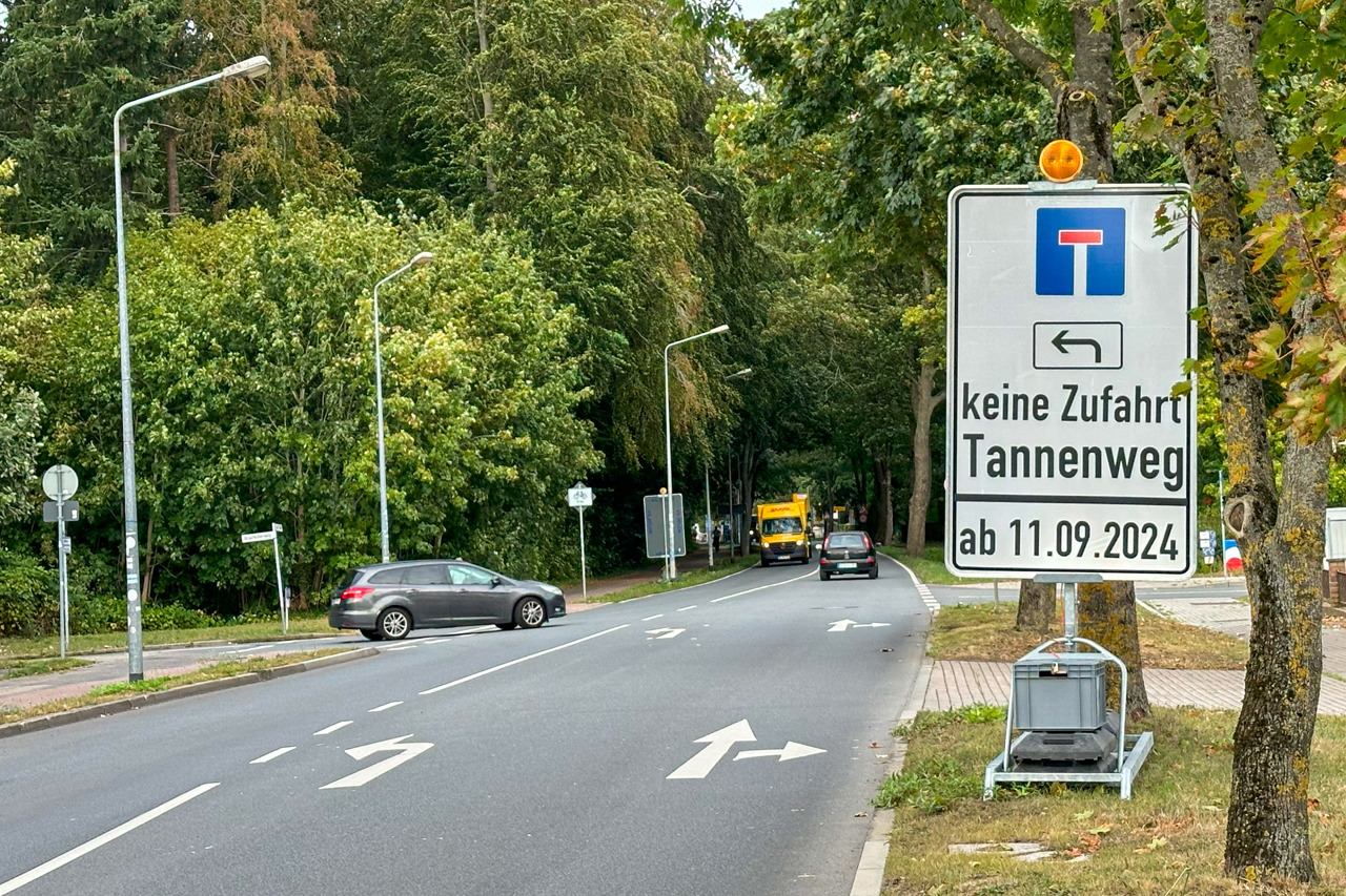 Mit der Abpollerung des Haubentaucherwegs wird die Verbindung zwischen Tannenweg und Satower Straße gesperrt