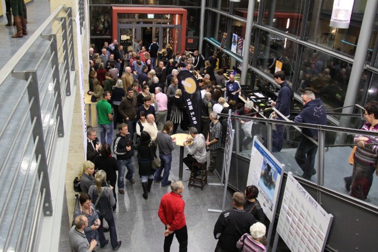 Volles Haus im Foyer in der Pause