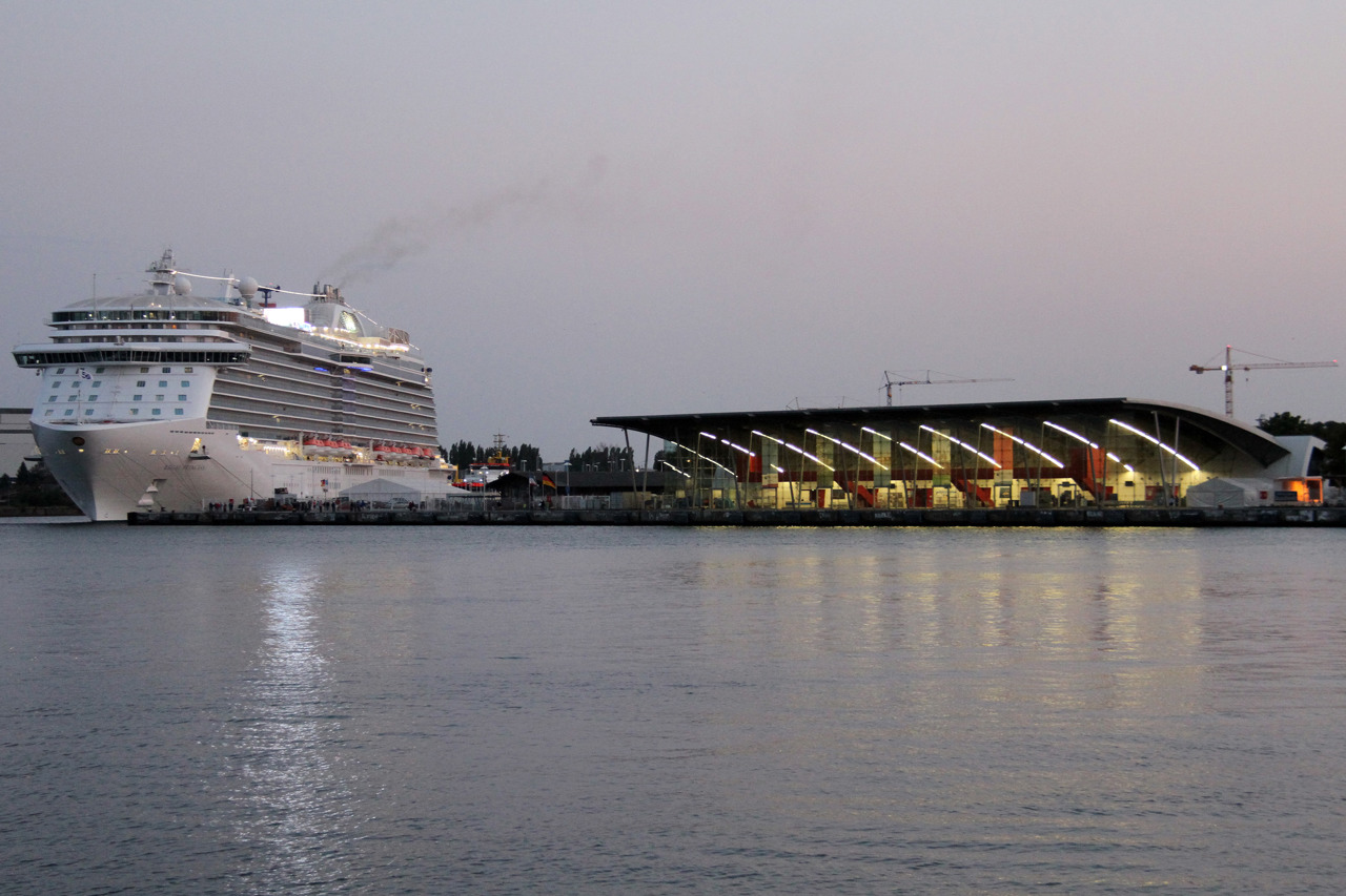 Das Kreuzfahrtterminal in Rostock-Warnemünde ist als mögliche Erstaufnahmeeinrichtung für Flüchtlinge im Gespräch