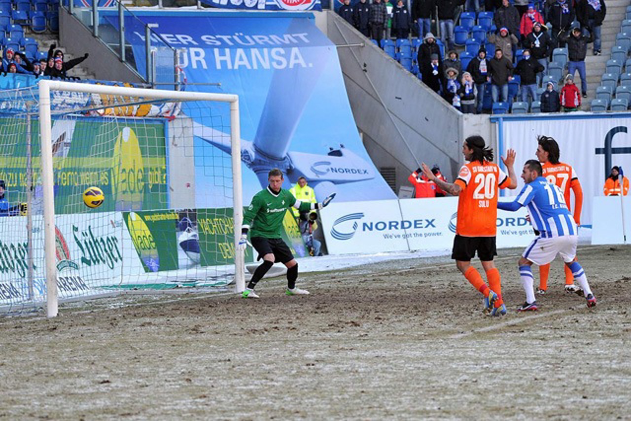 Sargis Adamyan (Hansa Rostock) verfehlt das Tor der Darmstädter