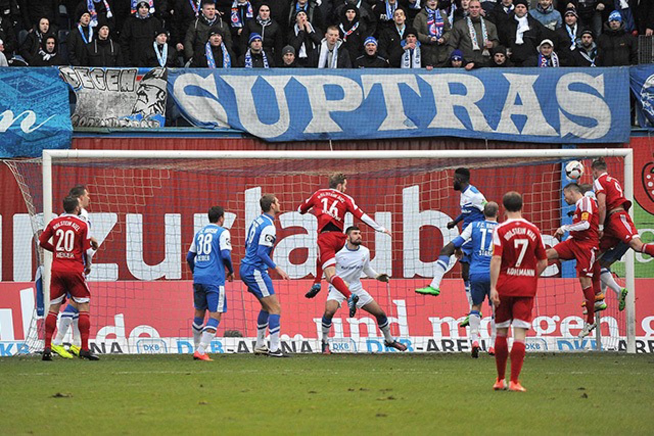 Marlon Krause (Holstein Kiel) köpft gegen Hansa Rostock zum 1:0 ein