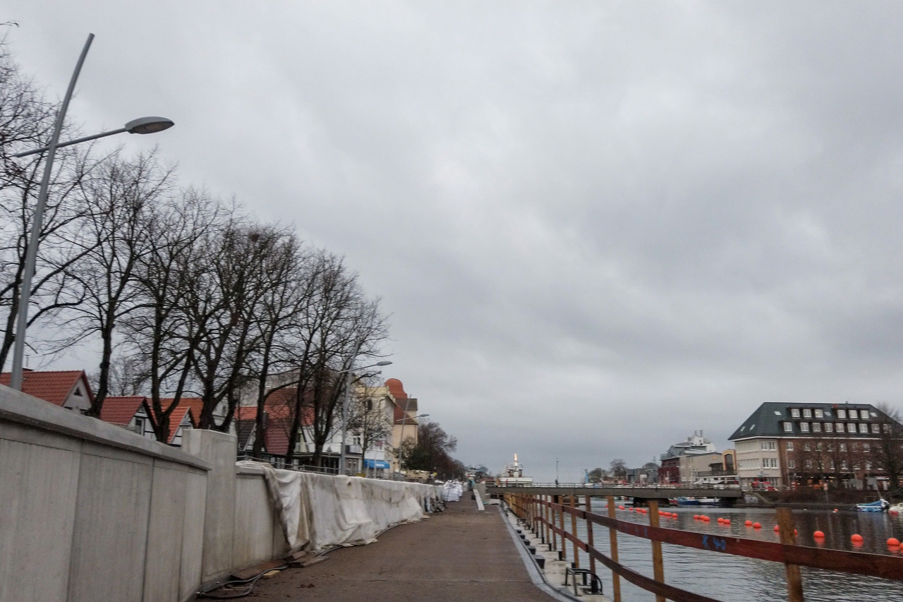 Die Promenade unterhalb der Sturmflutschutzwand in Warnemünde soll Anfang März freigegeben werden