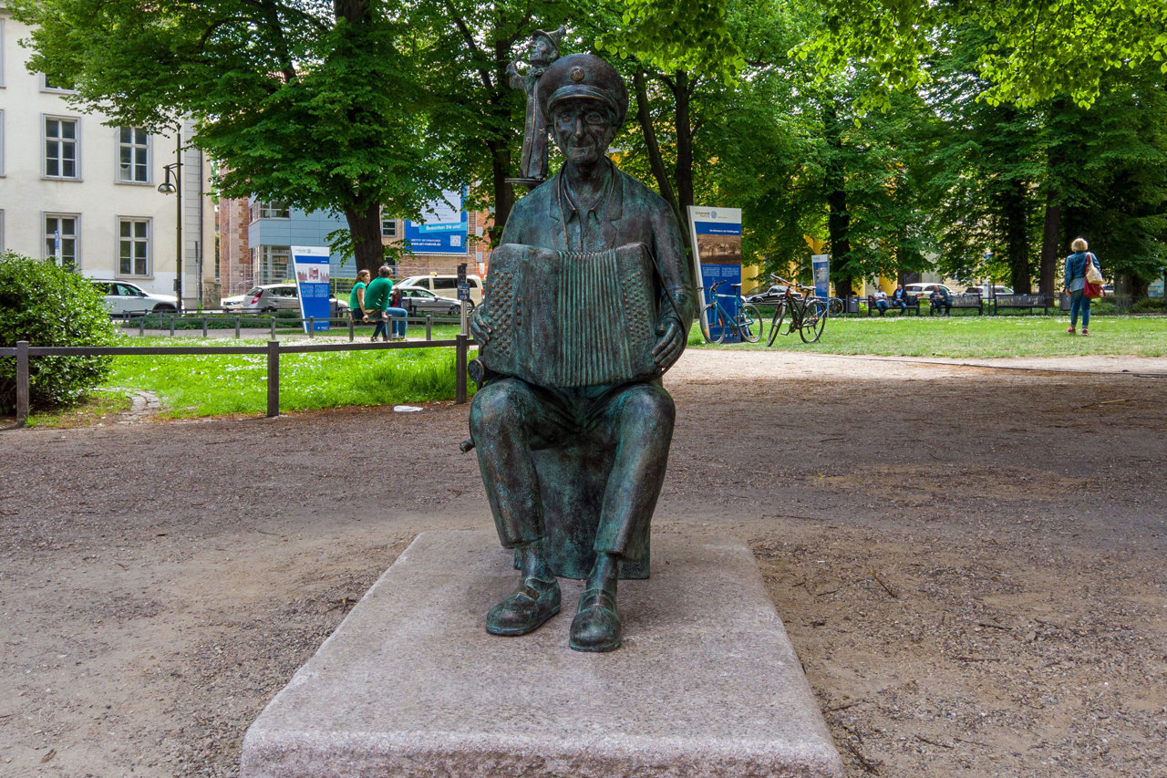 Spielmann-Opa: Bronze-Skulptur von Straßenmusiker Michael Tryanowski am Uniplatz aufgestellt