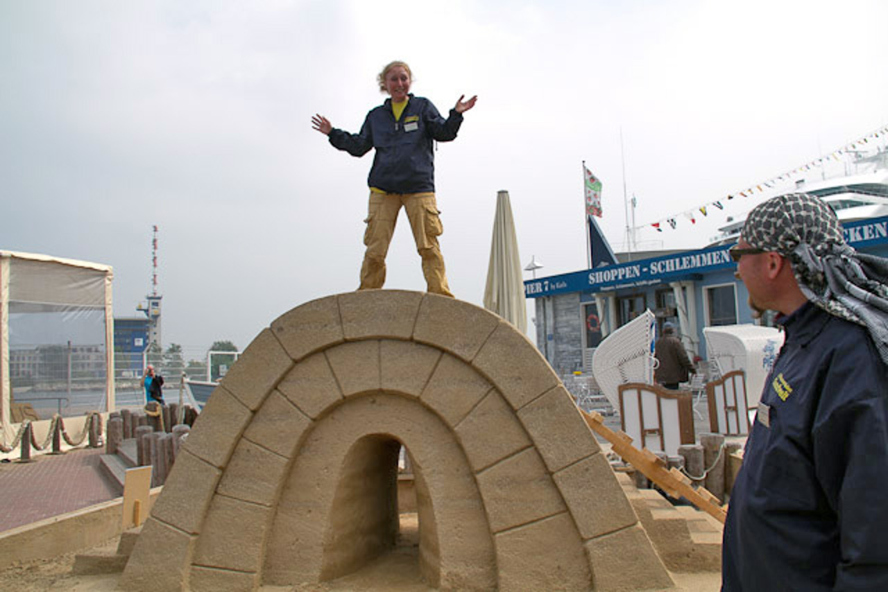 Sandbrücken-Weltrekordversuch in Warnemünde - Irina Taflewskaja zeigt: Die Brücke trägt
