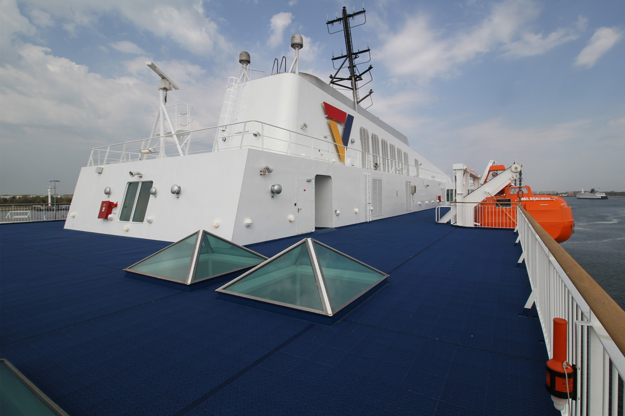 Scandlines-Fähre „Berlin“, Sonnendeck - im Hintergrund läuft die „Prins Joachim“ aus