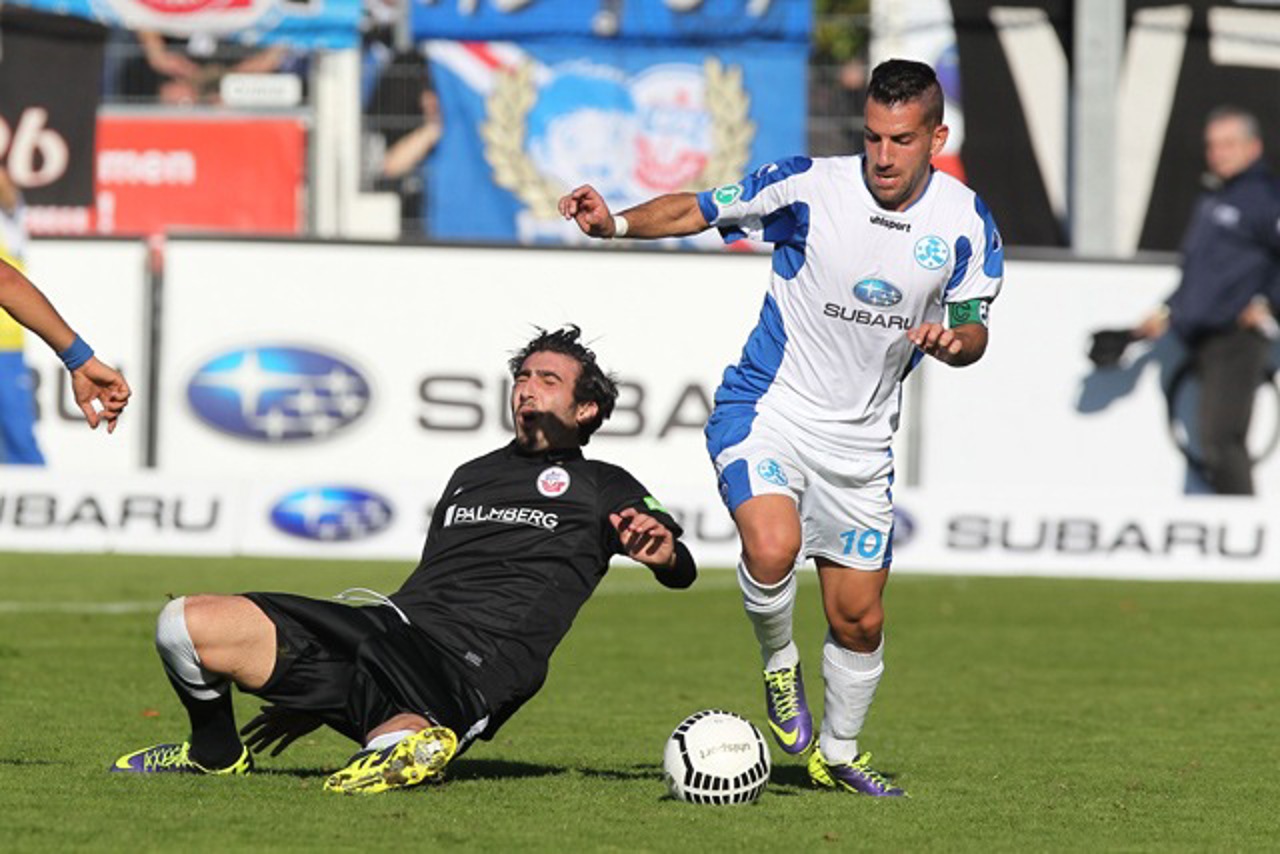 Nikolaos Ioannidis (Hansa Rostock) im Zweikampf mit dem zweifachen Torschützen Enzo Marchese (Stuttgarter Kickers)