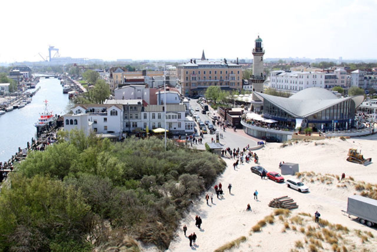 Warnemünder Leuchtturm und Teepott - Blick vom Riesenrad