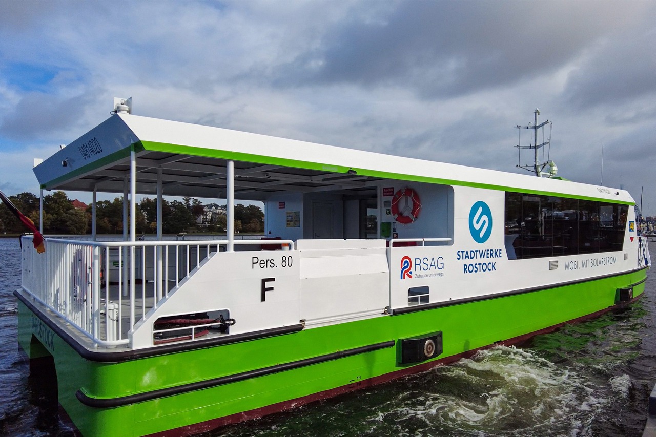 Die neue Elektro-Solarfähre „Warnowstromer“ verkehrt ab Montag emissionsfrei zwischen Kabutzenhof und Gehlsdorf