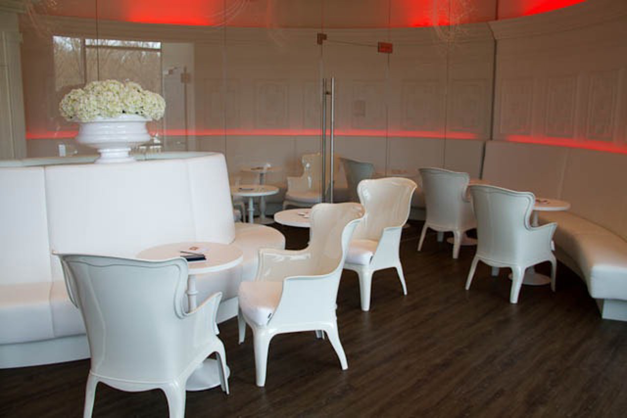 Die Barock-Bar im A-ja Warnemünde mit leider wenig barocken Plastikstühlen