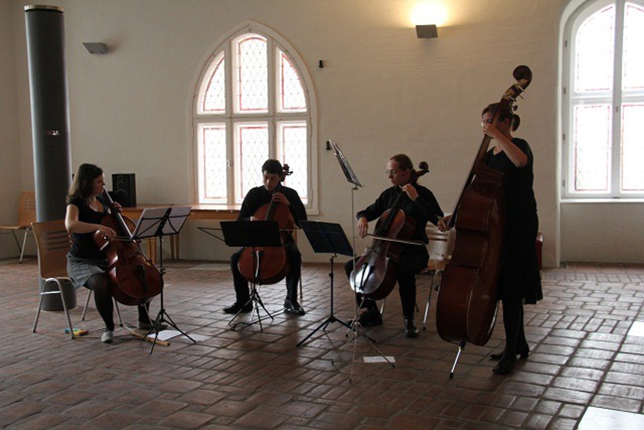 Das Cello-Ensemble FSOR spielte im Theater-Foyer